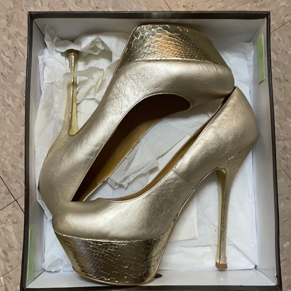 Soo Sexy BEBE Gold Platform Heels#oohbaby - Picture 1 of 2
